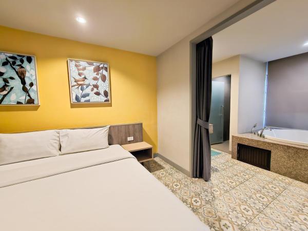 Recenta Suite Phuket Suanluang : photo 3 de la chambre chambre double avec baignoire spa