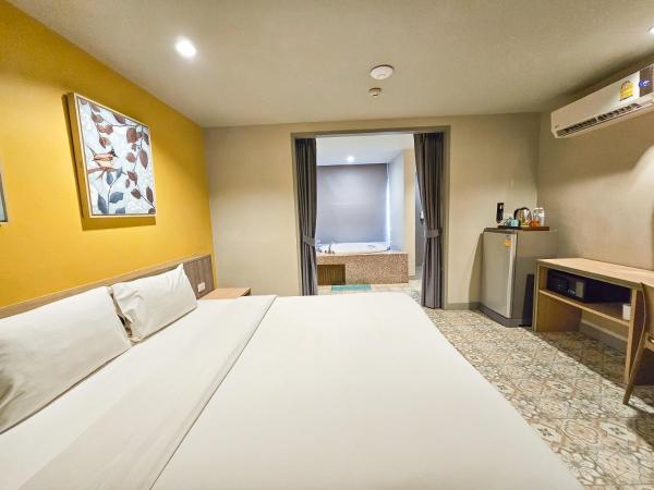 Recenta Suite Phuket Suanluang : photo 2 de la chambre chambre double avec baignoire spa