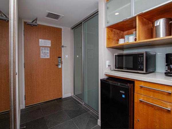 Ocean Views from balcony Walk to Beach and Mall 3024 : photo 8 de la chambre appartement