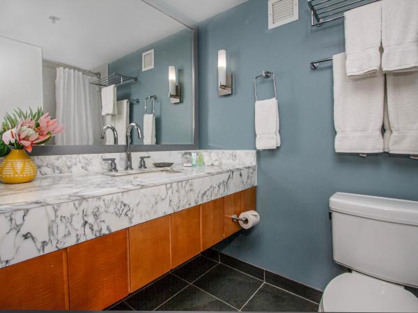 Ocean Views from balcony Walk to Beach and Mall 3024 : photo 9 de la chambre appartement