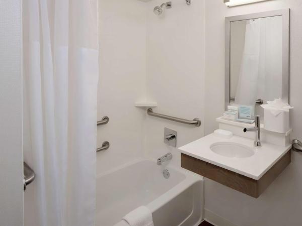 Hampton Inn Louisville Downtown : photo 5 de la chambre chambre lit king-size - accessible aux personnes à mobilité réduite - non-fumeurs