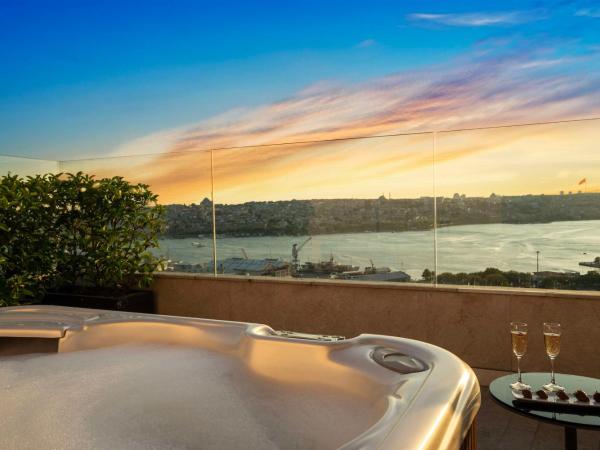 Radisson Blu Hotel Istanbul Pera : photo 1 de la chambre suite panoramique avec terrasse - vue sur corne d'or