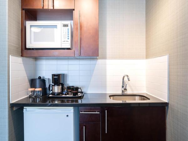 Sandman Hotel Red Deer : photo 3 de la chambre standard suite, 1 king bed, kitchenette