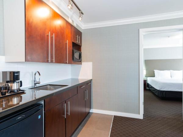 Sandman Hotel Red Deer : photo 5 de la chambre grande suite avec 1 lit king-size, canapé-lit et kitchenette