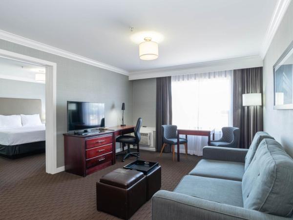 Sandman Hotel Red Deer : photo 4 de la chambre grande suite avec 1 lit king-size, canapé-lit et kitchenette