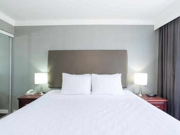 Sandman Hotel Red Deer : photo 3 de la chambre grande suite avec 1 lit king-size, canapé-lit et kitchenette