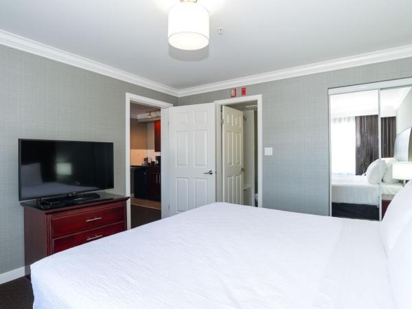 Sandman Hotel Red Deer : photo 2 de la chambre grande suite avec 1 lit king-size, canapé-lit et kitchenette