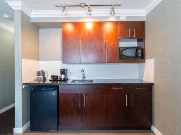 Sandman Hotel Red Deer : photo 6 de la chambre grande suite avec 1 lit king-size, canapé-lit et kitchenette