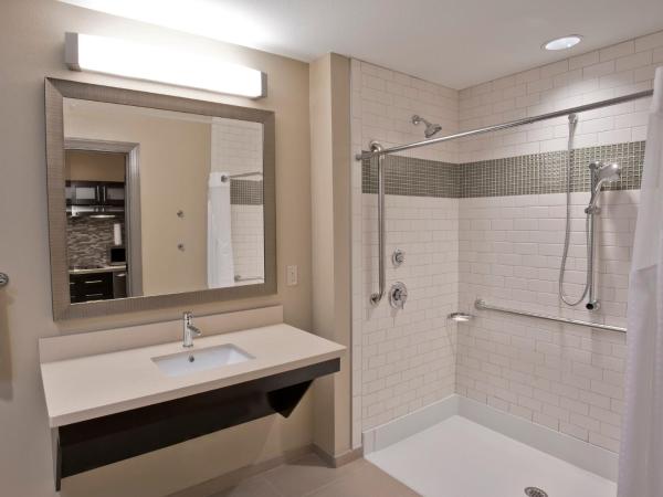 Staybridge Suites Baltimore - Inner Harbor, an IHG Hotel : photo 8 de la chambre studio accessible aux personnes à mobilité réduite avec lit king-size - douche à l'italienne - non-fumeurs