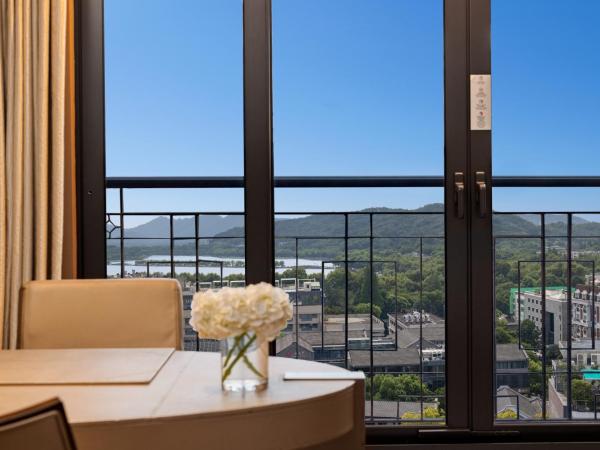 Midtown Shangri-La, Hangzhou - around 5 minutes walking distance to West Lake : photo 2 de la chambre hébergement premier lit king-size - vue sur lac