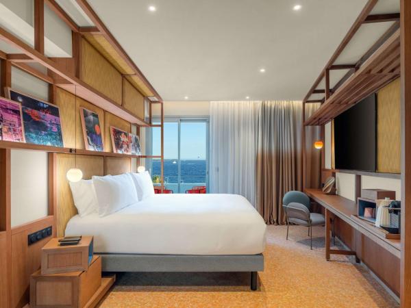Canopy by Hilton Cannes : photo 1 de la chambre chambre premium avec lit king-size et vue sur la mer