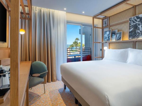 Canopy by Hilton Cannes : photo 2 de la chambre chambre lit king-size avec balcon