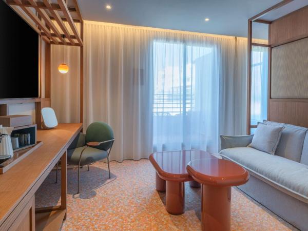 Canopy by Hilton Cannes : photo 2 de la chambre suite lit king-size junior - vue partielle sur mer