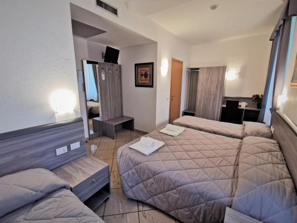 Hotel Brianza : photo 9 de la chambre chambre quadruple standard