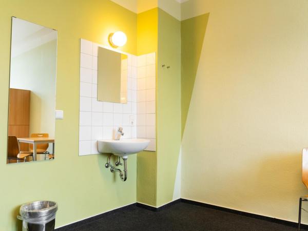 Industriepalast Berlin : photo 5 de la chambre chambre 6 lits avec salle de bains commune