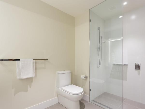 Calamvale Hotel Suites and Conference Centre : photo 4 de la chambre chambre lit king-size deluxe