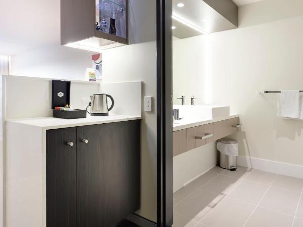 Calamvale Hotel Suites and Conference Centre : photo 6 de la chambre chambre lit king-size deluxe