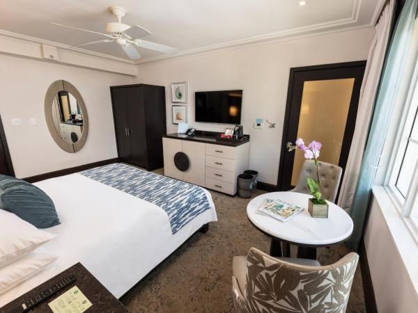 The Palms Hotel & Spa : photo 2 de la chambre hébergement accessible aux personnes à mobilité réduite avec 1 lit king-size