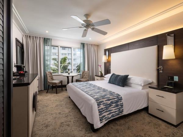 The Palms Hotel & Spa : photo 1 de la chambre hébergement accessible aux personnes à mobilité réduite avec 1 lit king-size