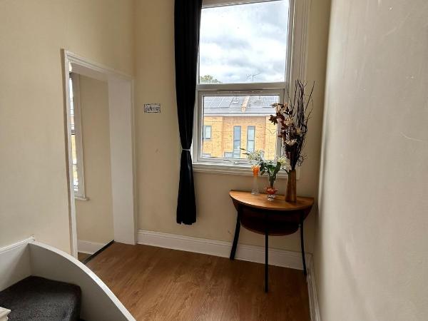 WIllesden Lodge Guest House : photo 3 de la chambre chambre simple avec toilettes et douche communes