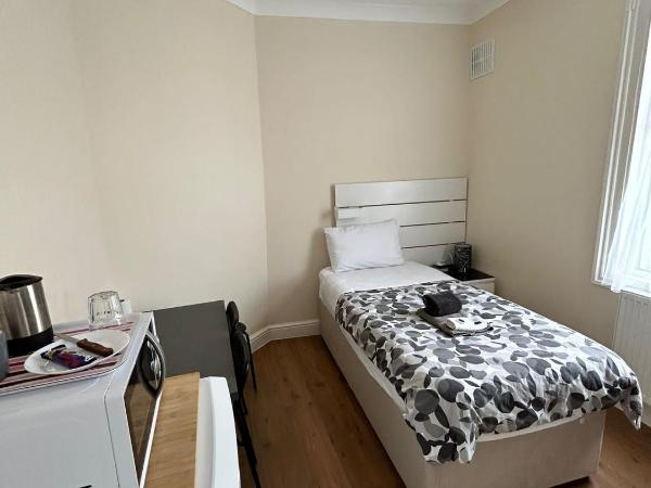 WIllesden Lodge Guest House : photo 7 de la chambre chambre simple avec toilettes et douche communes