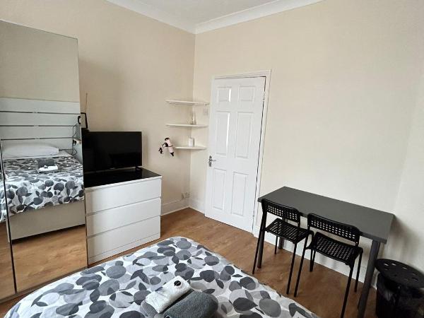 WIllesden Lodge Guest House : photo 8 de la chambre chambre simple avec toilettes et douche communes