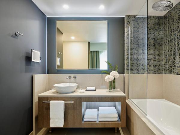 InterContinental Lyon - Hotel Dieu by IHG : photo 3 de la chambre chambre premium lit king-size - vue sur cour