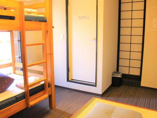 K's House Tokyo Oasis - Quality Hostel in Asakusa : photo 4 de la chambre chambre lits jumeaux avec salle de bains privative