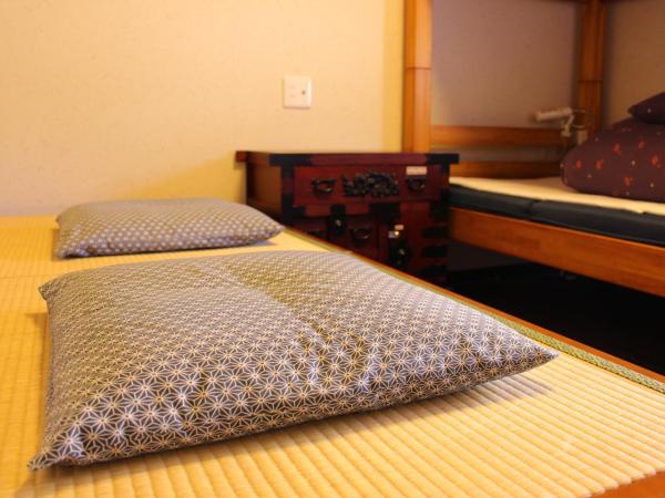 K's House Tokyo Oasis - Quality Hostel in Asakusa : photo 6 de la chambre chambre lits jumeaux avec salle de bains privative