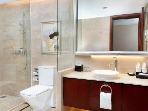 Sheraton Shenzhen Futian Hotel, Close to Metro Station, Shenzhen Futian Convention & Exhibition Centre, Futian Railway Station : photo 3 de la chambre grande chambre deluxe avec lit king-size