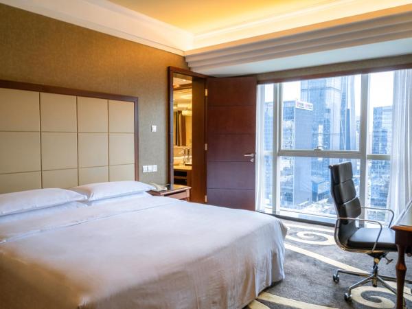 Sheraton Shenzhen Futian Hotel, Close to Metro Station, Shenzhen Futian Convention & Exhibition Centre, Futian Railway Station : photo 1 de la chambre grande chambre deluxe avec lit king-size