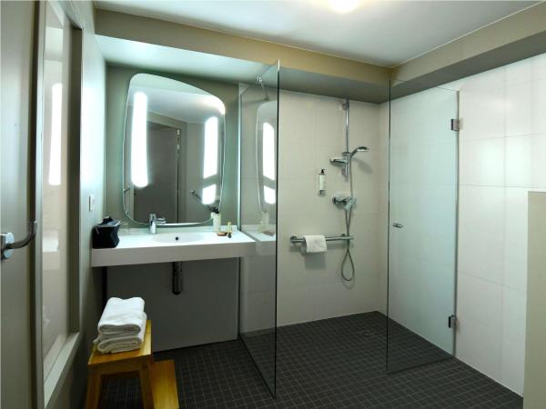 ibis Brest Kergaradec : photo 1 de la chambre chambre standard avec 1 lit double et 1 lit simple