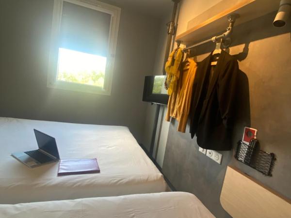 Hotel Ibis Budget Montpellier Centre Millenaire - : photo 2 de la chambre chambre triple avec 1 lit double et 1 lit simple