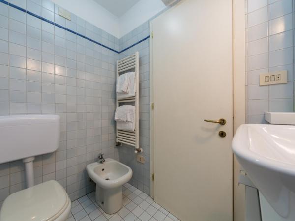 Cristina Rossi Bed&Breakfast : photo 4 de la chambre chambre triple avec salle de bains privative séparée