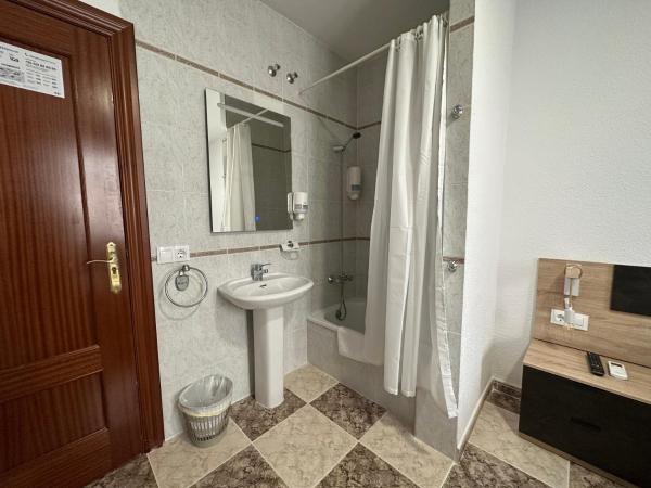 Pensión Recogidas : photo 3 de la chambre chambre double avec salle de bains commune