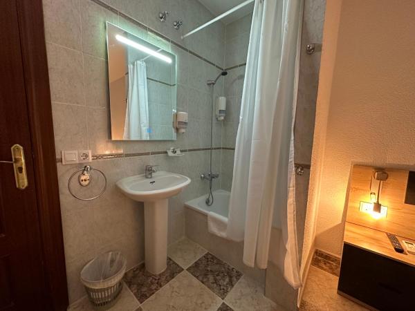 Pensión Recogidas : photo 4 de la chambre chambre double avec salle de bains commune
