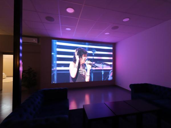 Loft 250m2 avec écran led géant de 10m2 : photo 10 de la chambre appartement deluxe