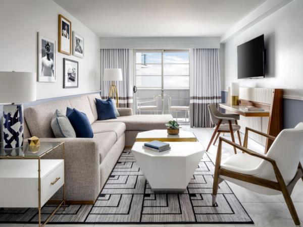 Cadillac Hotel & Beach Club, Autograph Collection : photo 4 de la chambre suite lit king-size 1 chambre avec canapé-lit et balcon