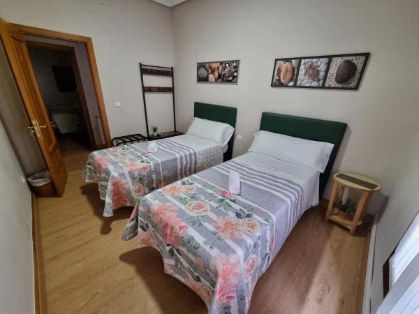 Pension Loinaz : photo 7 de la chambre chambre lits jumeaux avec salle de bains commune