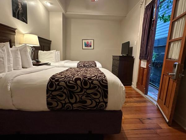 Inn on St. Ann, a French Quarter Guest Houses Property : photo 2 de la chambre chambre double avec 2 lits queen-size - vue sur intérieur