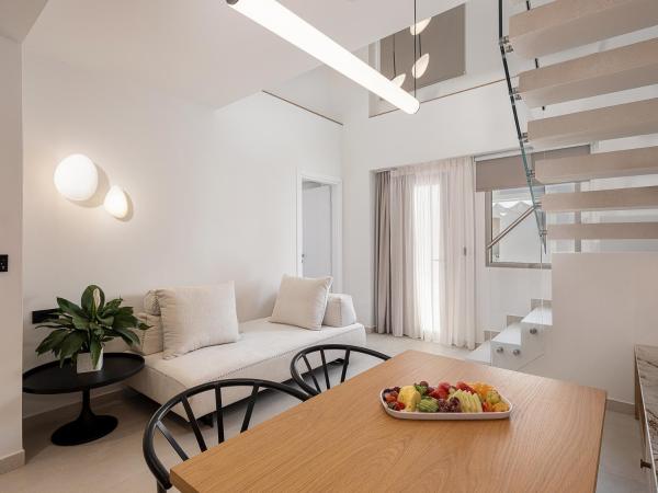 Iperion Beach Hotel : photo 1 de la chambre superior maisonette with hot tub