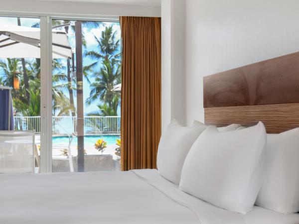 Park Shore Waikiki : photo 6 de la chambre hébergement lit king-size côté piscine