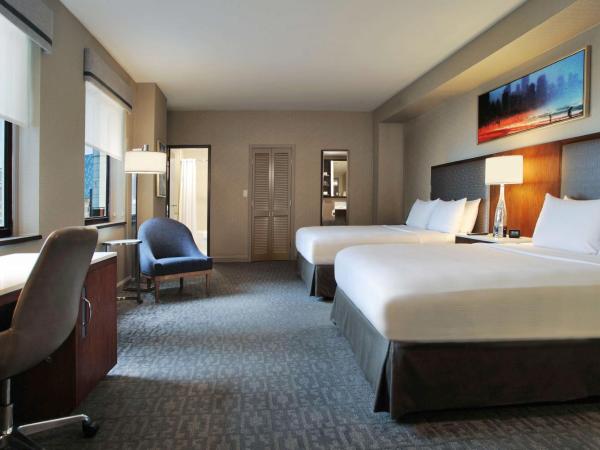 Hilton Chicago : photo 3 de la chambre chambre double avec deux lits doubles et deux salles de bains