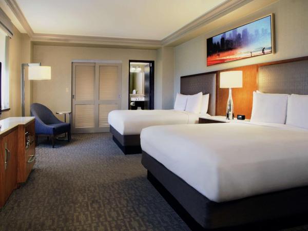 Hilton Chicago : photo 5 de la chambre chambre double avec deux lits doubles et deux salles de bains