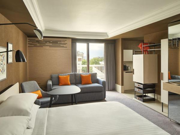 London Marriott Hotel Regents Park : photo 2 de la chambre chambre supérieure lit king-size plus spacieuse avec canapé-lit et balcon