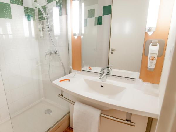ibis Vannes : photo 6 de la chambre chambre standard avec 1 lit double et 1 lit simple