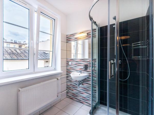 Premium Hostel : photo 4 de la chambre chambre triple de luxe avec salle de bains privative