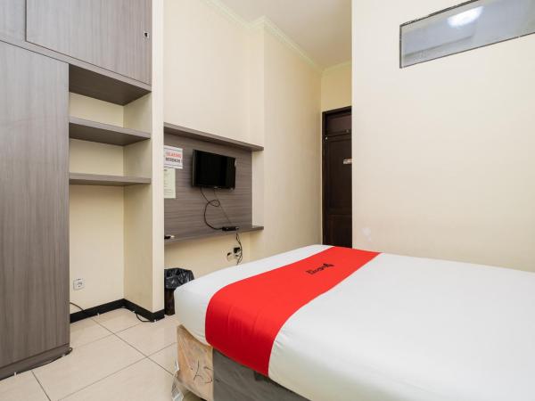RedDoorz Plus @ Grace Residence Surabaya : photo 8 de la chambre chambre double standard
