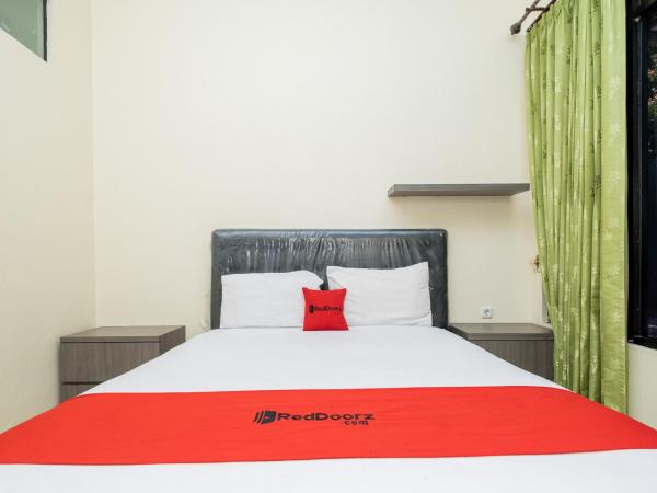 RedDoorz Plus @ Grace Residence Surabaya : photo 3 de la chambre chambre double standard