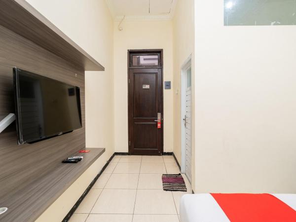 RedDoorz Plus @ Grace Residence Surabaya : photo 10 de la chambre chambre double standard